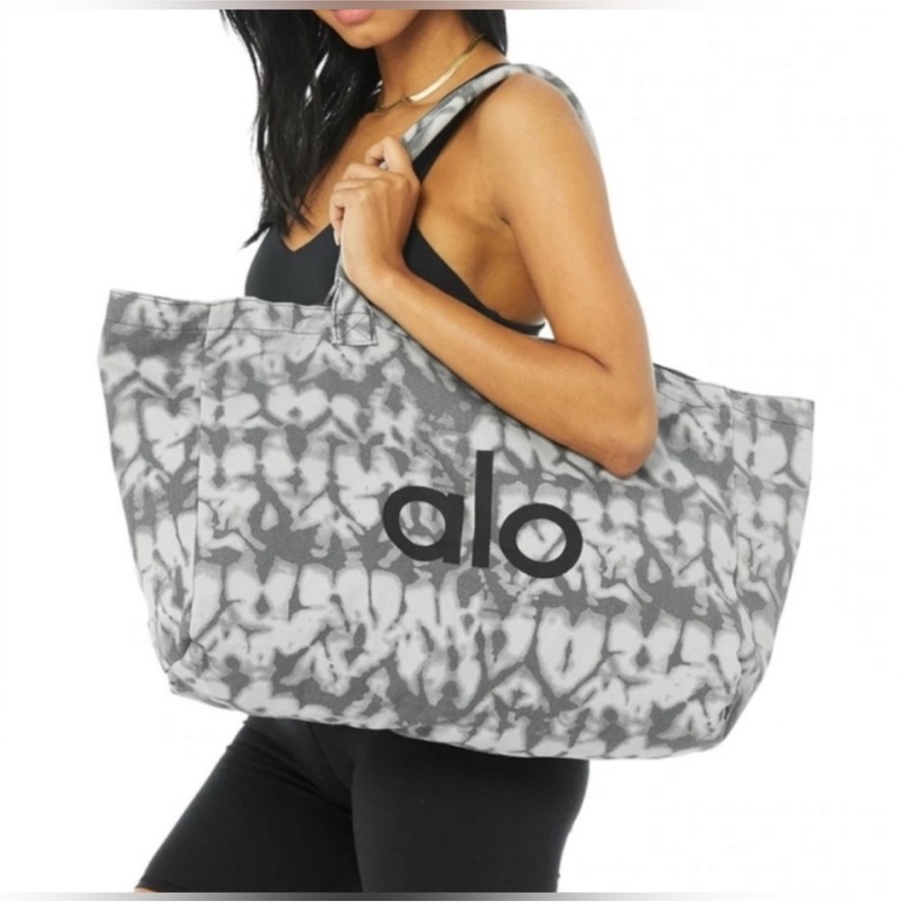NWT alo iconic tie dye tote bag